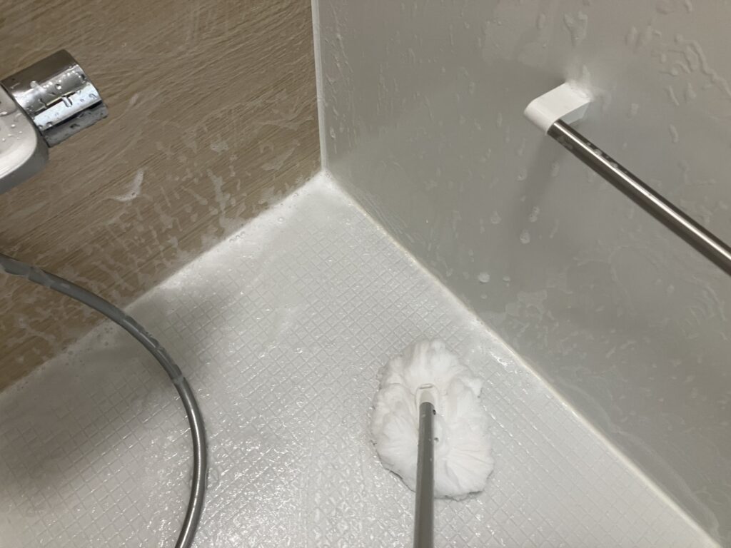 お風呂床掃除中