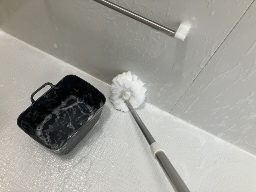 お風呂床掃除中
