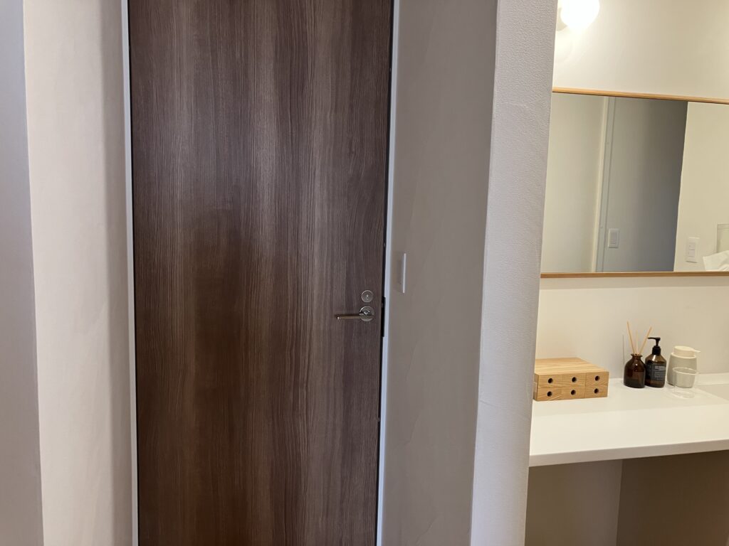 ランドリールーム扉