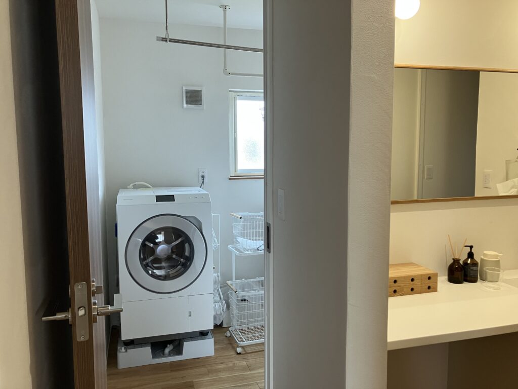 ランドリールーム扉