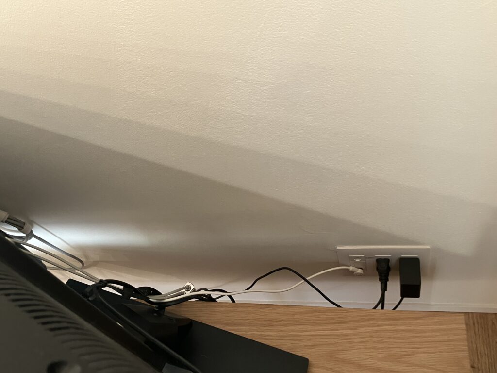 テレビ裏コンセント
