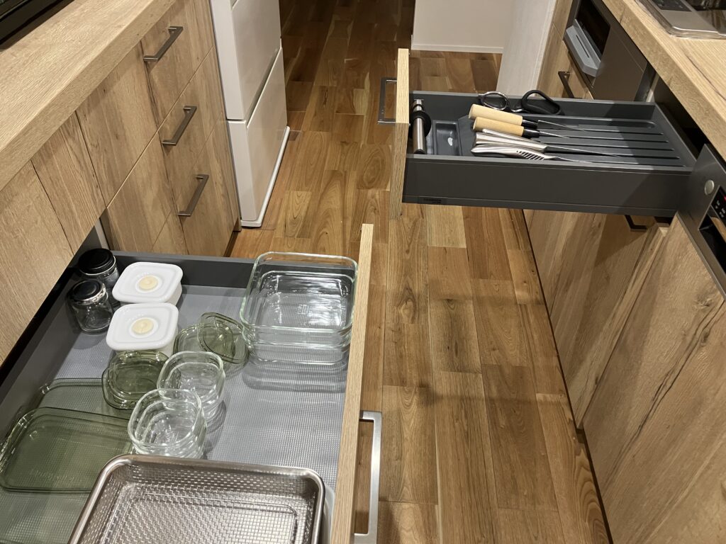 キッチン通路と食器棚