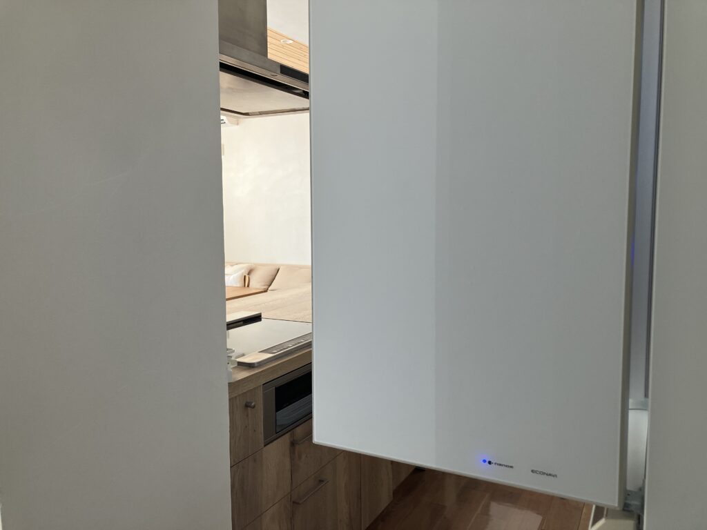 キッチン通路と冷蔵庫