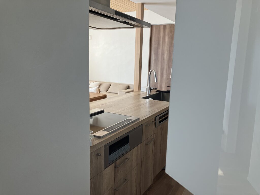 キッチン通路と冷蔵庫